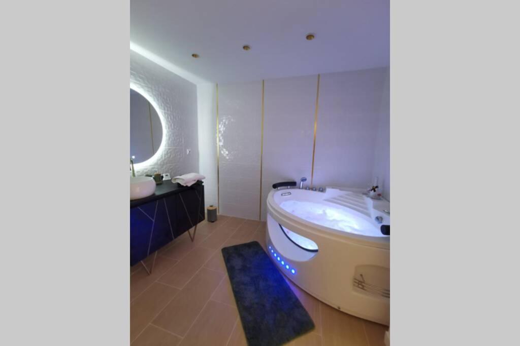 Nid D'Amour Baignoire/Jacuzzi Nice Luaran gambar